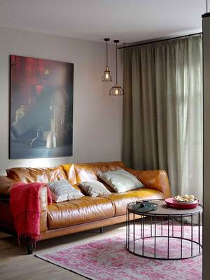 Warm Minimalism: Leather Sofa and Industrial Lighting as the Foundation of a Cozy Interior