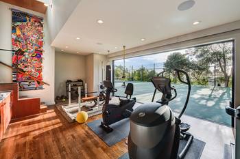 Photo of gym in cottage in fusion style.