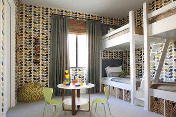 Retro-Botanical Children's Room: Functionality and Style in a Compact Space
