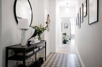 Elegant Minimalist Entryway: Harmony of Checkerboard Flooring and Scandinavian Simplicity