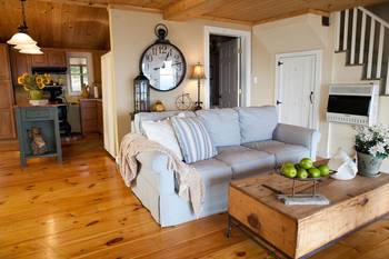 Cozy Rural Interior with American Country Elements: Harmony of Natural Materials and Pastel Tones