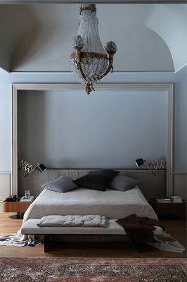 Elegant Bedroom: A Synthesis of Classical Luxury and Modern Minimalism