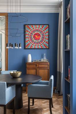 Modern Elegance: Blue Interior with Vibrant Accents and Classic Elements