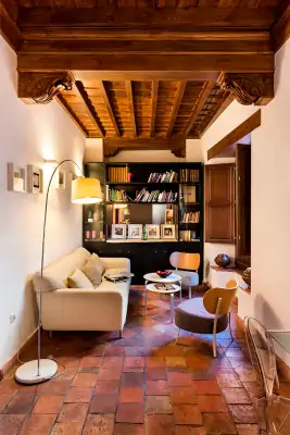 Mediterranean Coziness: Ancient Beams and Modern Functionality in a Compact Space