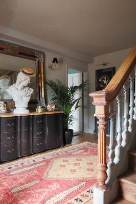 Hallway example in cottage in colonial style.