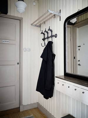 Scandinavian Minimalism: A Functional Entryway with Character