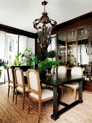 Design of dining room in cottage in colonial style.