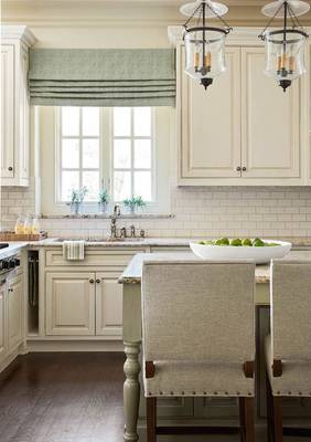 Elegant Kitchen in Soft Classic Style: Harmony of Light and Restrained Tones