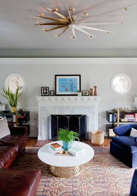 Elegant Living Room with Statement Starburst Chandelier: A Symbiosis of Classic and Contemporary