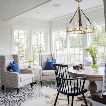 Bright corner living room with panoramic windows: perfect balance of classic and contemporary design