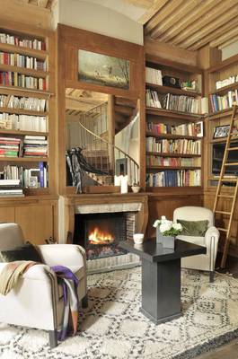Library interior in cottage in colonial style.