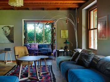 Eclectic living room with wooden beams: symbiosis of retro and modernity in a country house