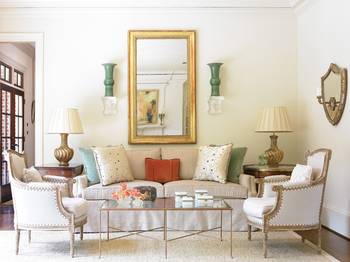 Elegant Classic Living Room with French Chic: Harmony of Light Tones and Refined Details