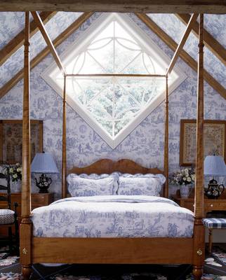 Bedroom example in cottage in Craftsman style.