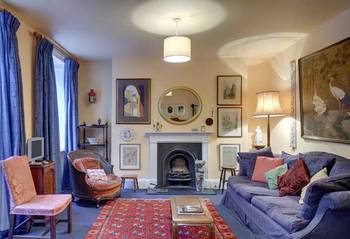 Traditional English Living Room: Blue Accents and Classic Comfort