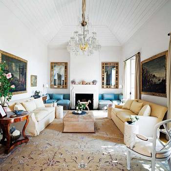 Elegant Living Room with Classical Elements: Harmony of Tradition and Comfort