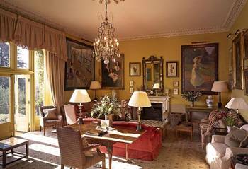 Classic English Living Room: Aristocratic Comfort and Historical Heritage
