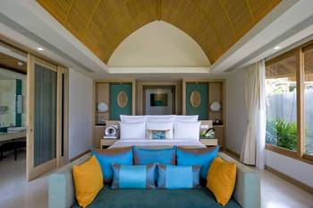 Tropical Luxury: Bedroom with Turquoise-Golden Accents and Vaulted Ceiling