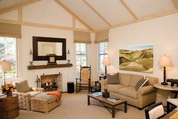 Elegant living room with high ceiling: a synthesis of rustic comfort and modern design