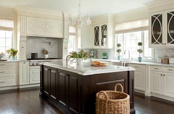 Option of kitchen in cottage in colonial style.
