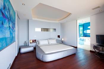 Modern Bedroom with Aquatic Aesthetics: Blue Accents in a Minimalist Interior