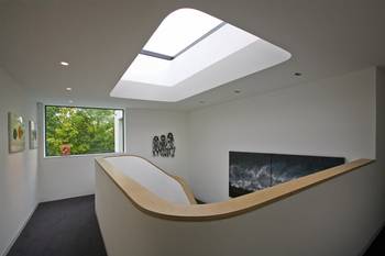 Minimalist Elegance: Skylight and Flowing Lines in a Contemporary Interior