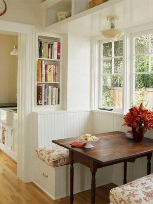 Library example in house in Craftsman style.