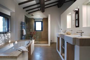 Rustic Elegance: Modern Bathroom with Wooden Beams and Thoughtful Zoning