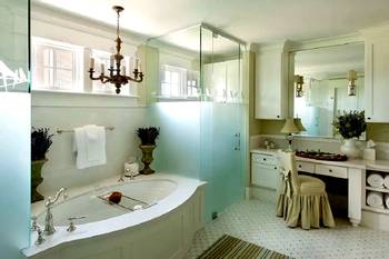 Bathroom design in cottage in colonial style.