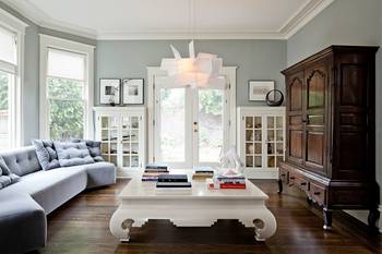 Classic Modernity: Bright Living Room with Contrasting Antique and Minimalist Furniture