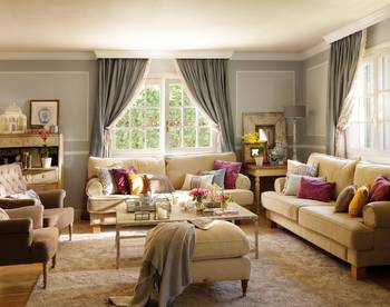 Elegant Classics with Color Accents: A Harmonious Country House Living Room