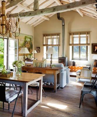 Rustic Elegance: Open Space with Beamed Ceiling and Natural Materials