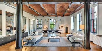 Industrial Elegance: Loft with Brick Vaulted Ceiling and Contemporary Minimalism