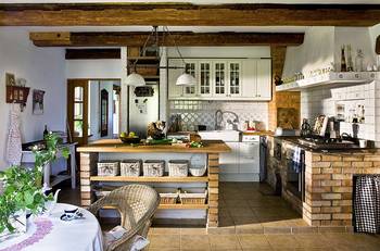 Craftsman style in country house.