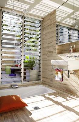 Bright bathroom with louvered windows: integration of light and nature in contemporary interior