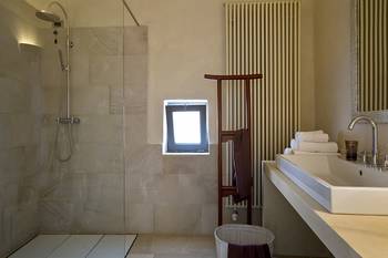 Minimalist Marble Bathroom: Functionality and Elegance in Country House Interior