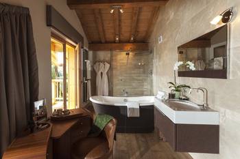 Elegant bathroom with wooden beams: harmony of natural materials and contemporary design