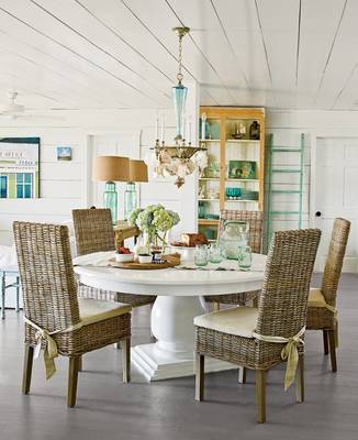 Dining room in cottage in Craftsman style.