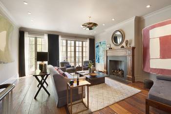 Elegant Urban Interior: Harmony of Classic and Contemporary Elements