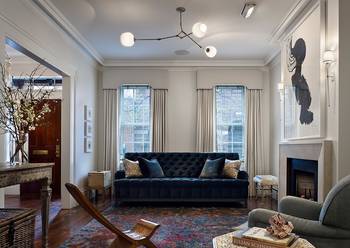 Classical Elegance with Contemporary Accents: A Symmetrical Living Room with Bold Navy-White Contrast