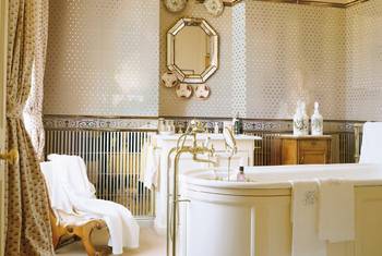 Option of bathroom in house in renaissance style.