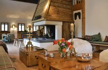 Alpine Chic: The Harmony of Wood and Light in Country House Interior